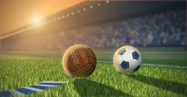 Vanha nyöritetty nahkajalkapallo ja moderni jalkapallo lepäävät nurmella stadionilla kultaisessa iltavalossa, ja etualalla on sinivalkoinen kannattajahuivi.